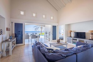 TV - Endless Summer Villa | Spacious Luxury Oasis (Willemstad)
