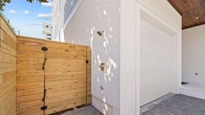 Une porte de garage, une clôture en bois et une allée pavée.