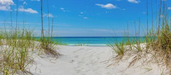 "Emerald Sunset" Spacious Home, Private Pool, Hot Tub, 2 New Golf Carts