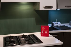 Kühlschrank, Mikrowelle, Ofen, Geschirrspüler