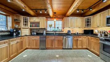 Villa, 4 Bedrooms | Private kitchen | Fridge, oven, coffee/tea maker, toaster