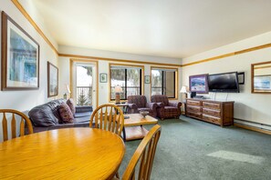 Studio | Living area | Smart TV - 2797 Slopeside Condo (Keystone)