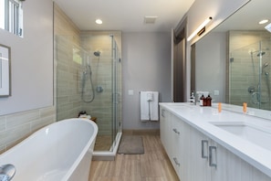Townhome, 4 Bedrooms | Bathroom | Towels, shampoo