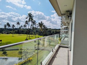 Deluxe Apartment, 3 Bedrooms, Golf View | Iron/ironing board, free WiFi - Luxurious 3 Bedroom Apartment (Polgasowita)