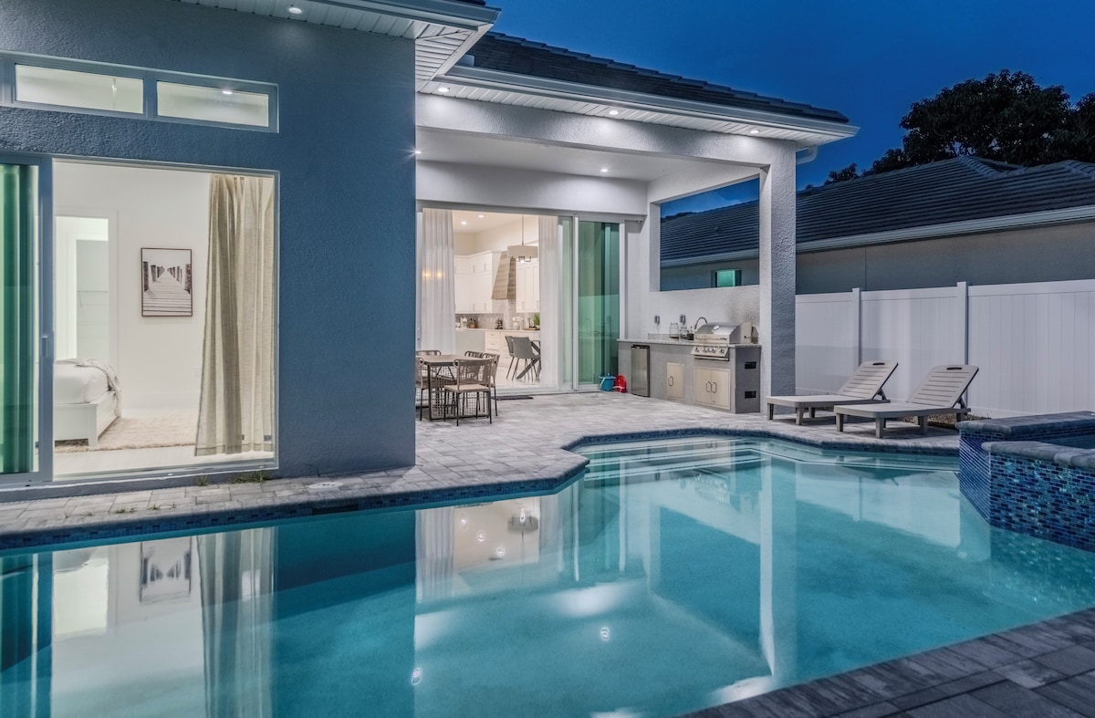 Sleeps 8, Pool & Outdoor Kitchen, Bikes! Great Location