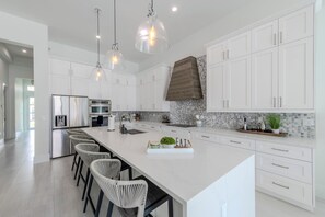 Kylskåp, mikrovågsugn, ugn och spishäll