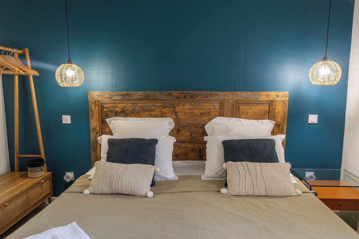 Deluxe Suite, Garden View | 1 bedroom, blackout curtains, soundproofing, iron/ironing board