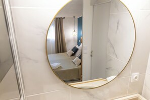 Deluxe Suite, Garden View | Bathroom
