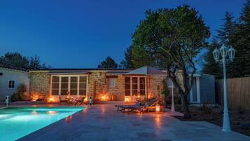 Kolam renang outdoor, dengan payung kolam renang dan kursi berjemur