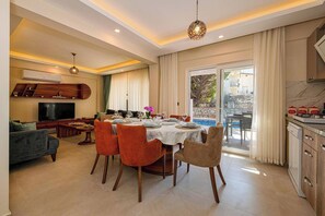 Villa, 5 soverom, privat basseng | Oppholdsområde