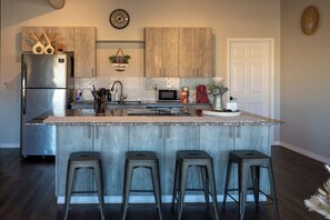 Kjøleskap, mikrobølgeovn, ovn og kokeplater