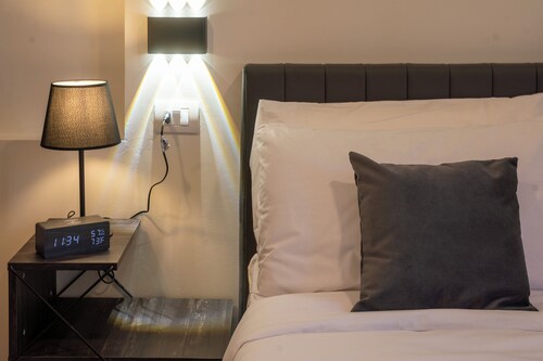 Spacious 3BR Near Venice—2 Baths, Smart TVs, AC, Free Parking, Sleeps 8