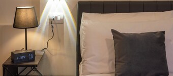 Spacious 3BR Near Venice—2 Baths, Smart TVs, AC, Free Parking, Sleeps 8