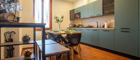 Mikrowelle, Ofen, Herdplatte, Geschirrspüler