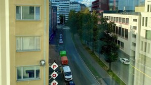 Vista de la calle con un edificio que muestra el rótulo 