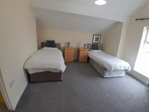 Apartament | 2 dormitoris, planxa i posts de planxar i roba de llit