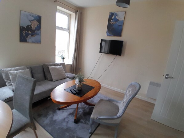 Living area - Blackpool - 2-beds - Sleeps 5 - Pet Friendly (Lytham St. Anne's)