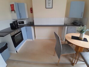 Apartment | Private kitchen | Fridge, microwave, oven, stovetop - Blackpool - 2-beds - Sleeps 5 - Pet Friendly (Lytham St. Anne's)