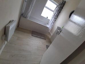 Apartament | Bany | Dutxa, tovalloles i paper higiènic