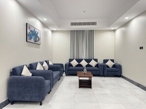 Minibar, muebles diferentes y escritorio 