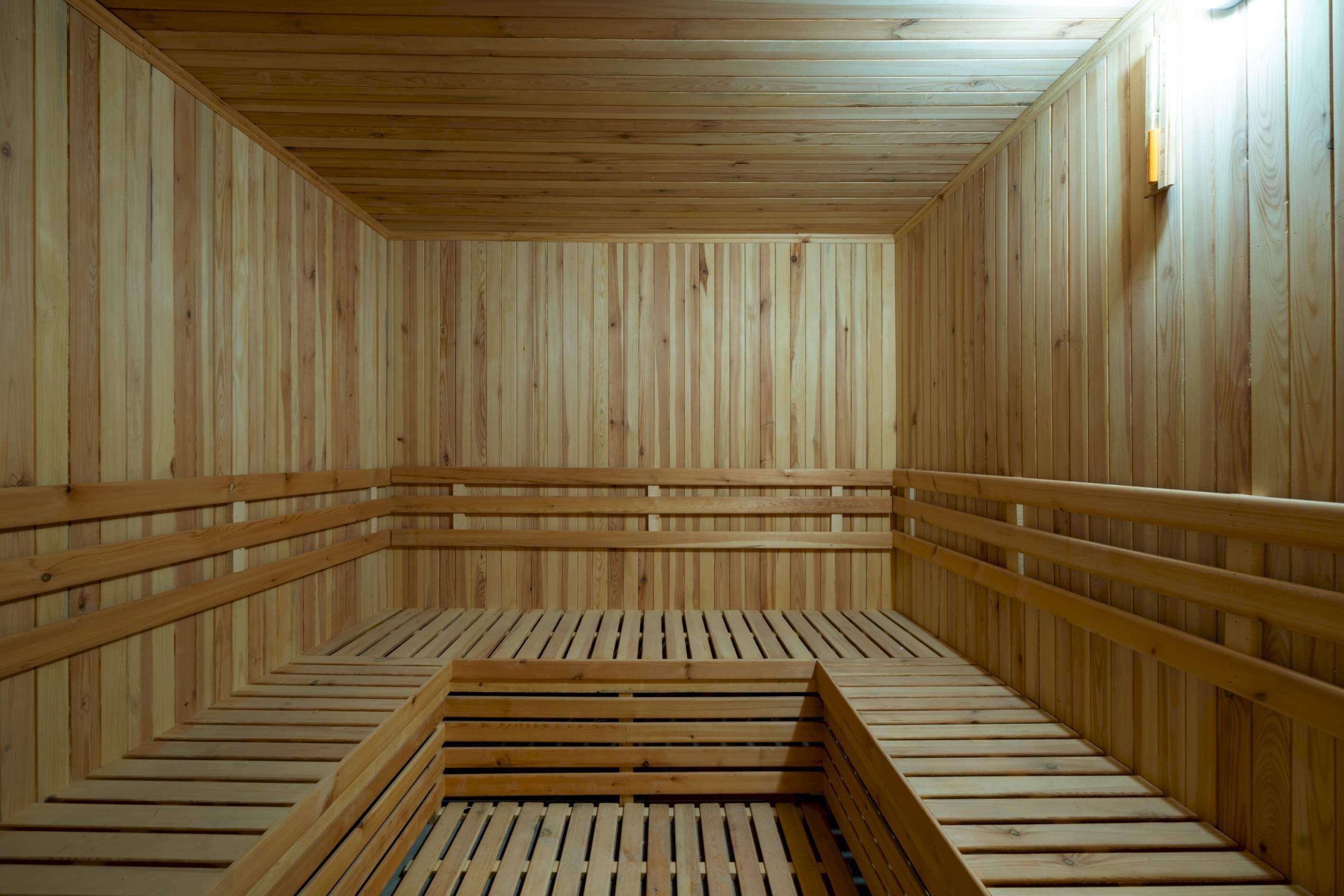 Eine Sauna mit Holzwänden und -bänken.