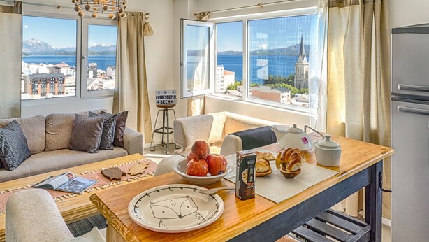 Ein modernes Wohnzimmer mit einer Couch, Esstisch und Frühstücksecke.