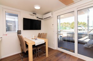 ラグジュアリー モバイルホーム 2 ベッドルーム シービュー 水上 | リビング エリア | 薄型テレビ