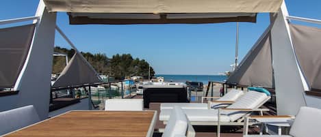 Trailer, 2 quartos, vista para o mar, sobre a água | Terraço/pátio