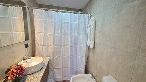 Shower, hair dryer, towels - Steppe apartent in Bariloche (San Carlos de Bariloche)