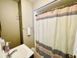 Hair dryer, towels, soap, toilet paper - Stay on Spring | Sleeps 4 | Spacious | DTSF | #3 (Sioux Falls)