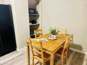 Dining - Stay on Spring | Sleeps 4 | Spacious | DTSF | #3 (Sioux Falls)