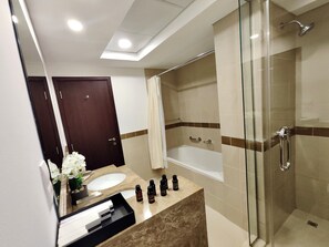 Căn hộ có tầm nhìn toàn cảnh | Phòng tắm | Máy sấy tóc, dép đi trong nhà, khăn tắm, xà phòng 