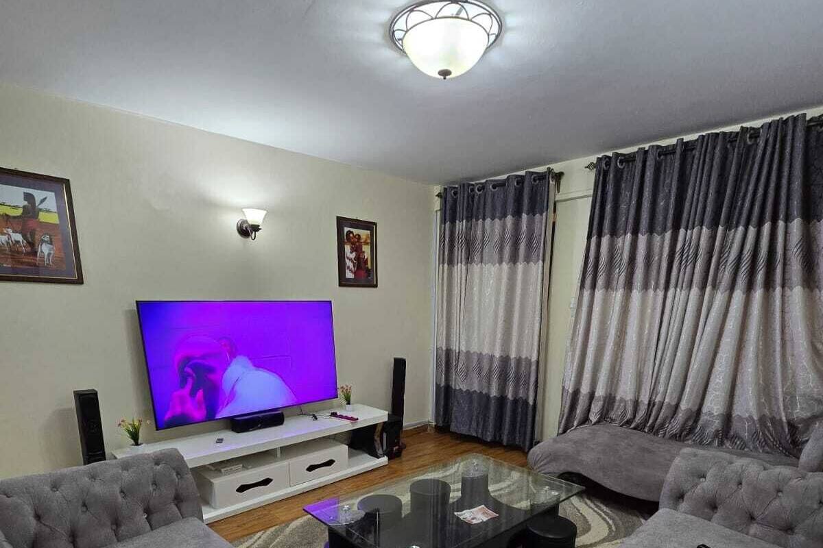Familienapartment, Stadtblick | Wohnbereich | 24-Zoll-Smart-TV mit Digitalempfang