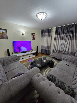 Family Apartment, City View | Ruang tamu | 24 inci sebuah televisyen pintar dengan digital 