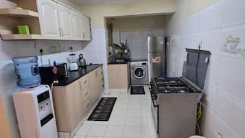 Apartament familiar, vistes a la ciutat | Cuina privada | Frigorífic, microones i utensilis de cuina, vaixella i coberteria
