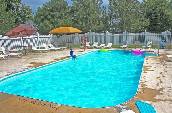 A rectangular swimming pool with a 5 ft no diving zone. - New! Large 2 Bedroom Kelleys Island Condo (Kelleys Island)