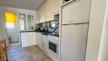 Een koelkast, een magnetron, een oven, een vaatwasser