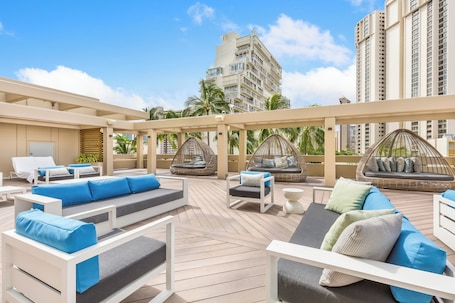 Ocean Views + Walkway to Mall-Ala Moana Hotel 2513