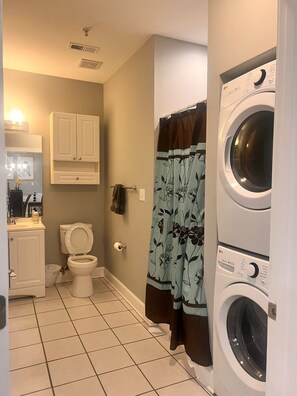 Shower, hair dryer, towels, soap - Charming 2-bedroom apartment in lovely Charlotte with WiFi, and work space. (Charlotte)