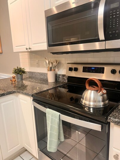 Charming 2-bedroom apartment in lovely Charlotte with WiFi, and work space.