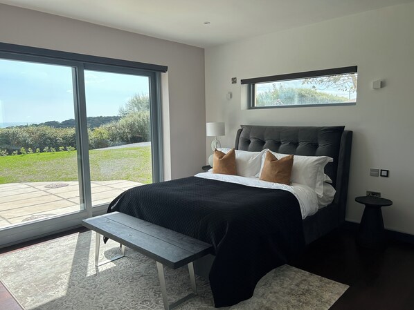 6 bedrooms, iron/ironing board, WiFi, bed sheets