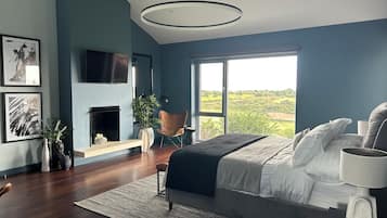 6 bedrooms, iron/ironing board, WiFi, bed sheets