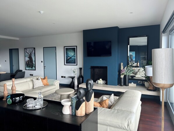 Living area - Spacious 6-bedroom house with WiFi, AC in enjoyable Dunmore East (Dunmore East)