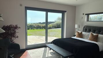 6 bedrooms, iron/ironing board, WiFi, bed sheets