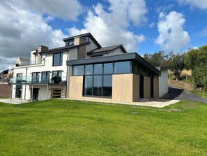 Exterior - Spacious 6-bedroom house with WiFi, AC in enjoyable Dunmore East (Dunmore East)