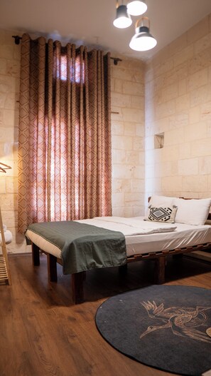 Chambre, 1 grand lit, salle de bains privée | Décoration personnalisée, rideaux occultants, chambres insonorisées