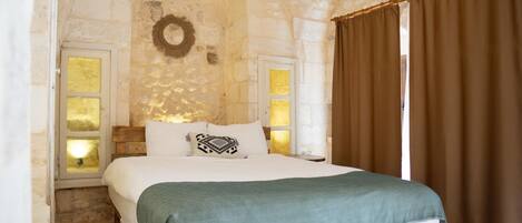 Decoración individual, cortinas opacas, sistema de insonorización