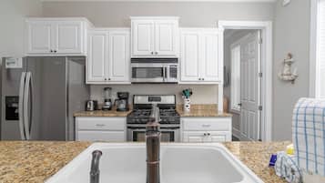 KĂŒhlschrank, Mikrowelle, Ofen, Herdplatte