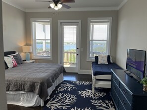 4 chambres, fer et planche à repasser, lit de bébé portatif