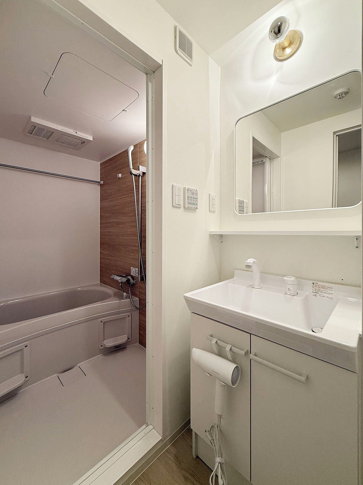 Deluxe Apartment | Bathroom | Slippers